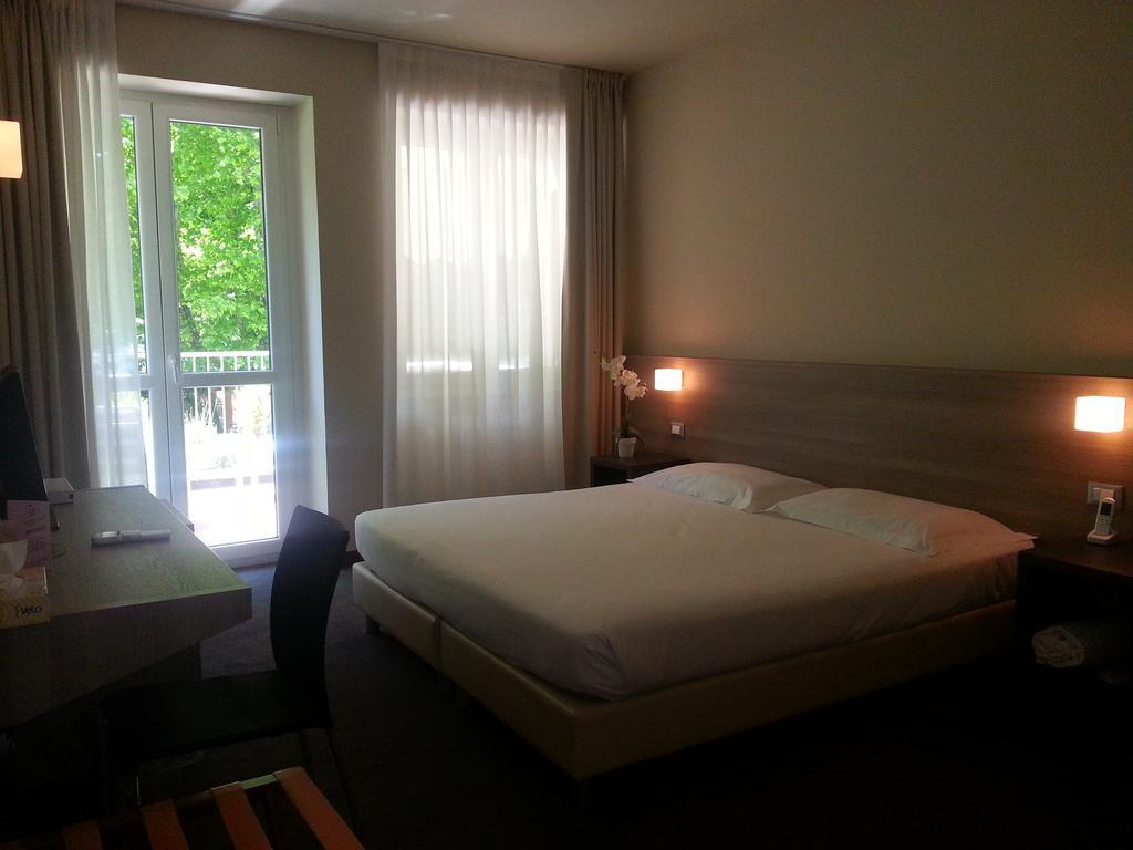 Hll Hotel Lungolago Lecco-Como Lake Екстер'єр фото